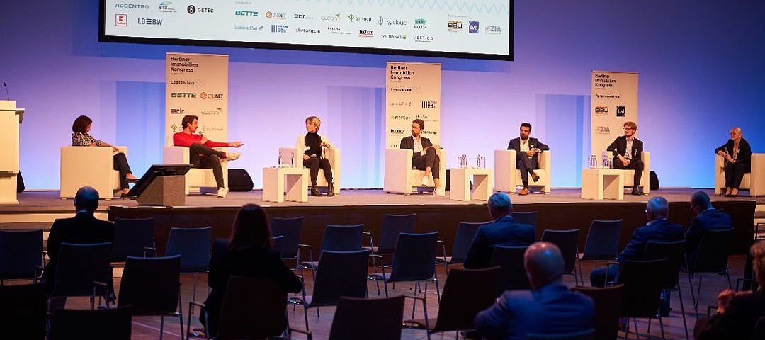 Der Berliner Immobilienkongress 2020 mit rund 300 Teilnehmern, hier das Panel Alternativ Wohnen © IMMOCOM