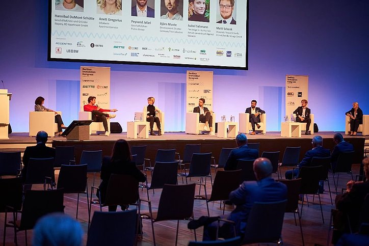 Der Berliner Immobilienkongress 2020 mit rund 300 Teilnehmern, hier das Panel Alternativ Wohnen © IMMOCOM