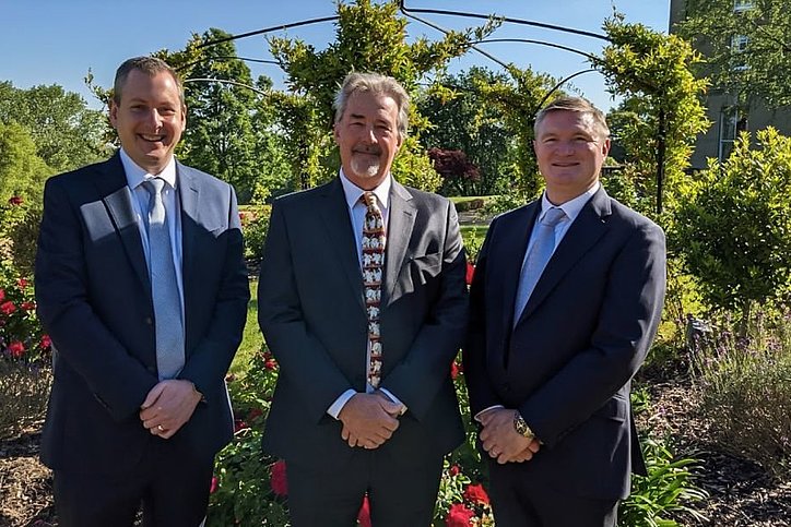 von links nach rechts: Stuart Winstone (CEO SilverDoor Group), Charlie McCrow (CEO Roomspace, bisher TAS) und Marcus Angell (Habicus Group Gründer und Chairman) © Habicus