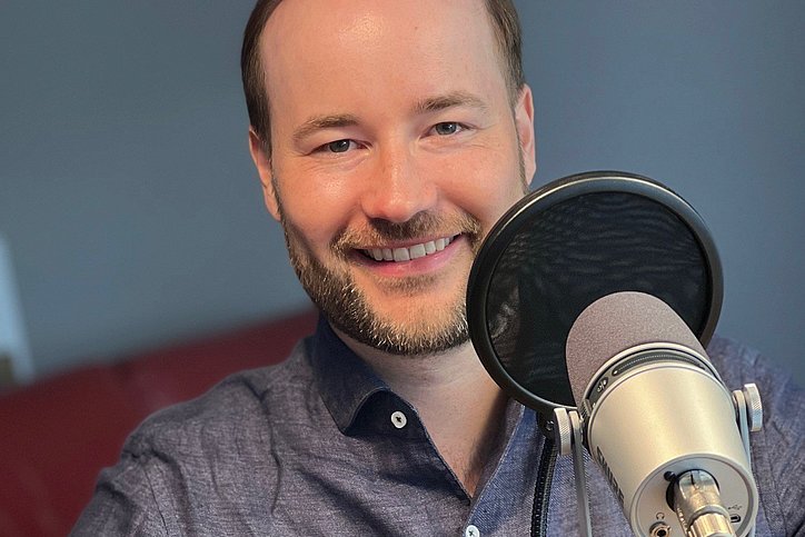 Christian Gaiser vor dem Podcast Mikrofon