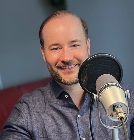 Christian Gaiser vor dem Podcast Mikrofon