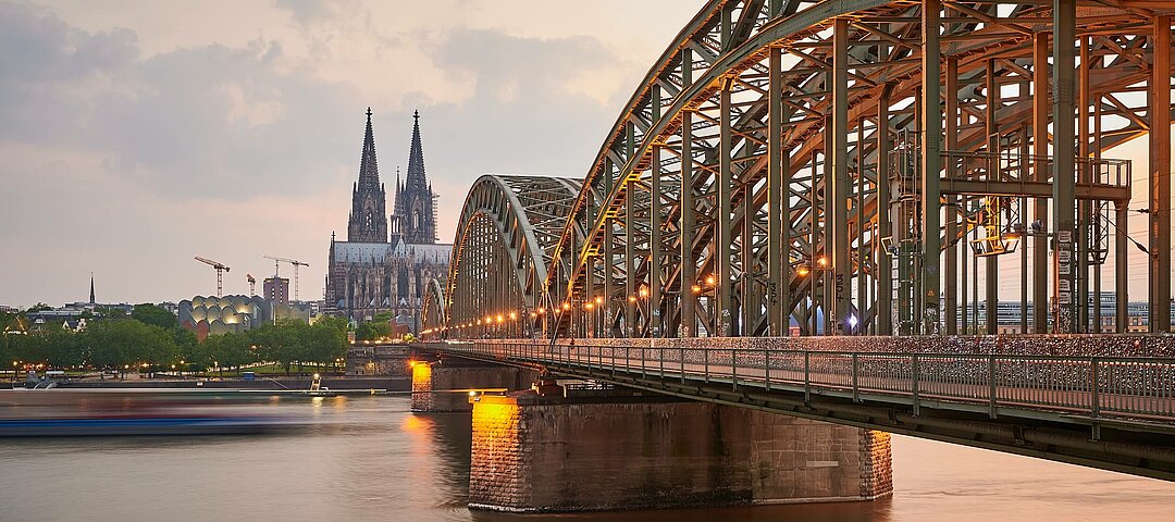 Blick auf die Hohenzollernbrücke und den Kölner Dom