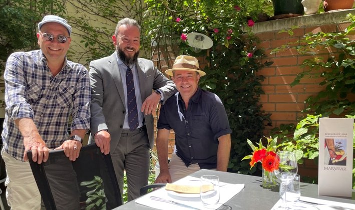 Neuer GM mit neuen Restaurantpächtern: Robert Maier (Mitte) mit Roger Baranda (li.) und Roland Dimpfl © Living Hotels