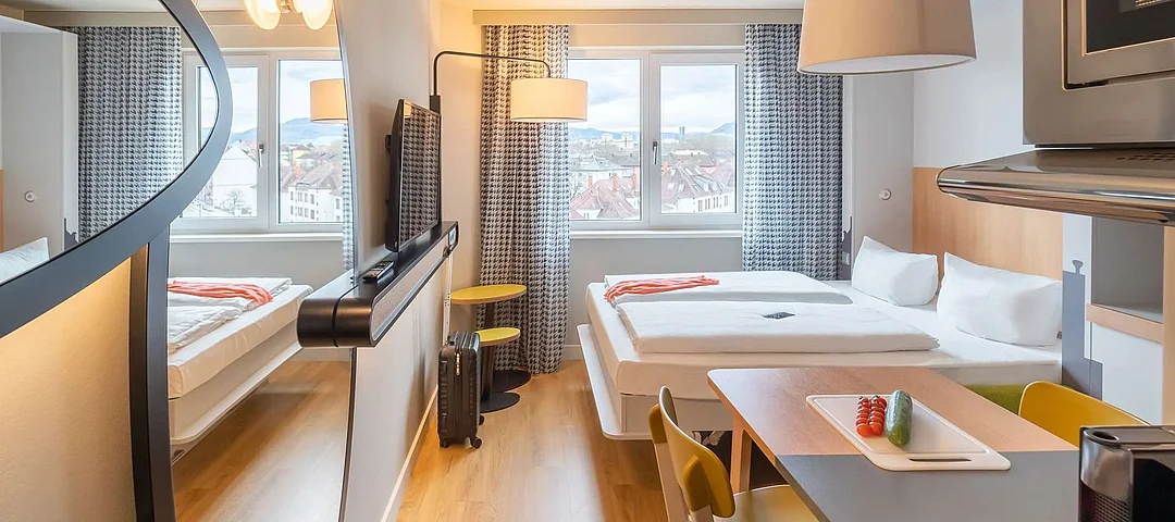 Das Hotel liegt auf dem ehemaligen Areal des Güterbahnhofs in Freiburg. © Aparthotel Adagio Access Freiburg