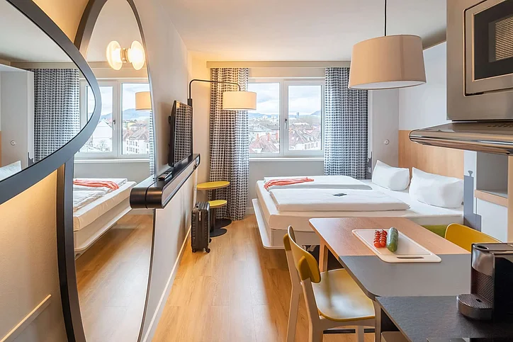 Das Hotel liegt auf dem ehemaligen Areal des Güterbahnhofs in Freiburg. © Aparthotel Adagio Access Freiburg