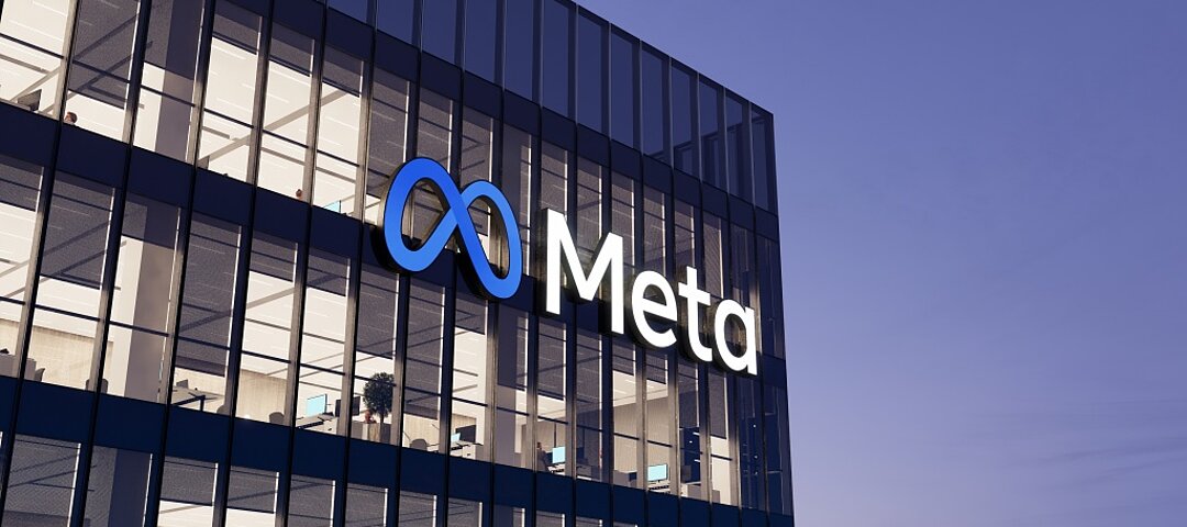 Meta Signage Logo auf dem Dach eines Glasgebäudes.