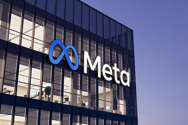 Meta Signage Logo auf dem Dach eines Glasgebäudes.