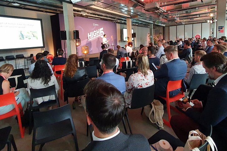 2017 war das frischgegründete Start-up Apaleo beim Innovations-Pitch der SO!APART, das "Nest des Flamingos", noch Zweiter hinter WeWash. Inzwischen zählt das Unternehmen um Uli Pillau, Martin Reichenbach und Philip von Ditfurth über 500 nationale und internationale Kunden. Viele waren bei der High 5 Innovation Conference in München dabei. © Konzack