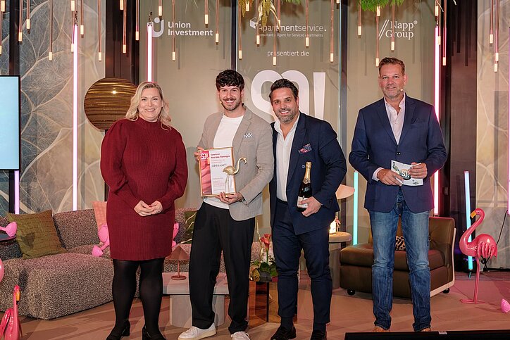 Jubel bei Greenjet: Niklas Al-Deek (2.v.l.) und Miceli Bruno (2.v.r.) feierten den Gewinn des „Nest des Flamingos 2025“ als Publikumssieger. © Hafencitystudios