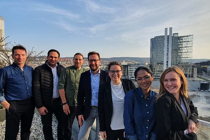 Die vorerst letzte e in einem Turm: das Team des Adina Stuttgart von der Terrasse des Mailänder Turms. © Adina Hotel