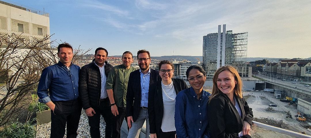 Die vorerst letzte e in einem Turm: das Team des Adina Stuttgart von der Terrasse des Mailänder Turms. © Adina Hotel