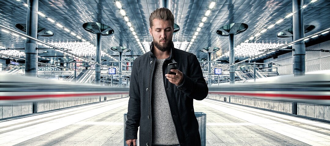 Reisender bei Ankunft am Hauptbahnhof mit Gepäck.