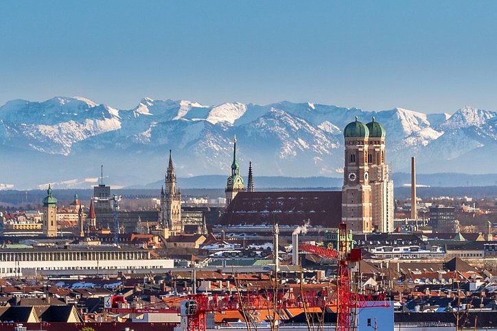 Skyline von München mit den schneebedeckten Bergen im Hintergrund © stock.adobe.com_FleischiPixel 