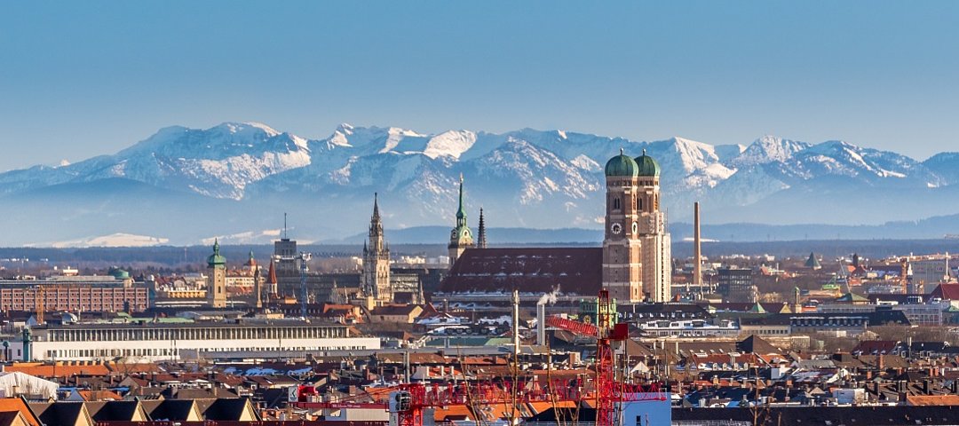 Skyline von München mit den schneebedeckten Bergen im Hintergrund © stock.adobe.com_FleischiPixel 