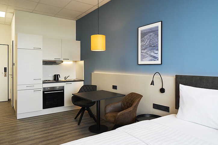 Zimmer im Four Points Flex by Sheraton Östringen mit Kitchenette und funktionalem Design für kurze und längere Aufenthalte. © Christopher Baker