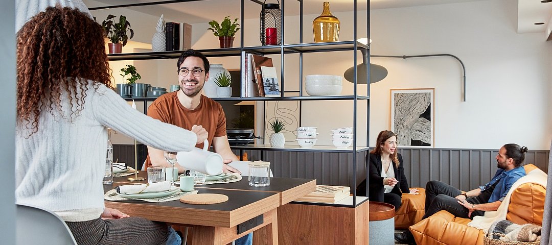 Am Küchentisch gemeinsam essen oder arbeiten, im Livingbereich mit Freunden sprechen oder vor Kollegen präsentieren - Coliving by Adagio will flexibel Business- und Leisure-Gruppen bedienen. © Adagio Bercy Coliving