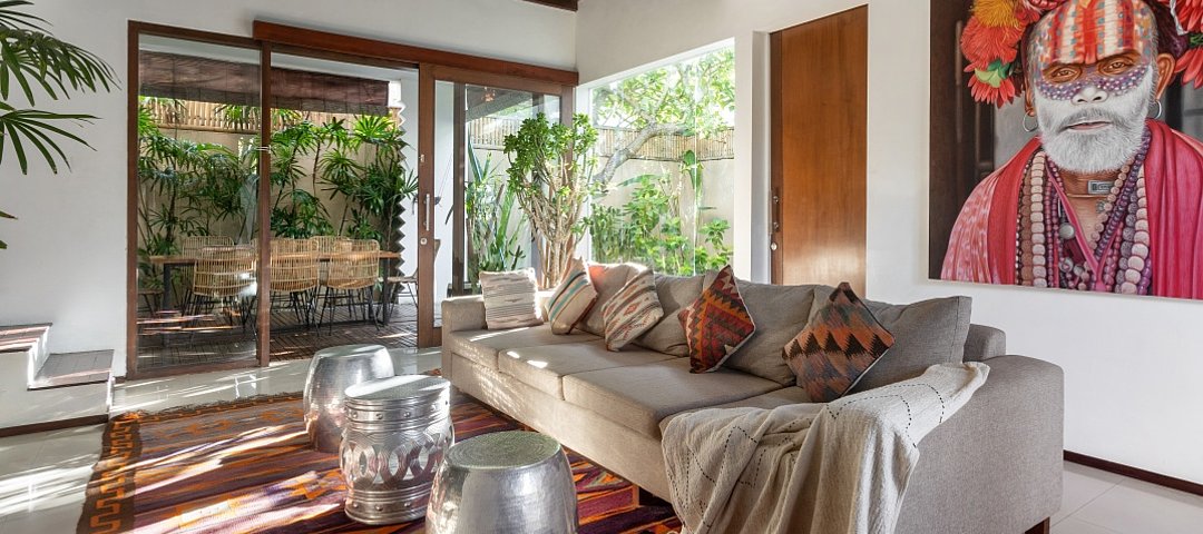 Gemütliches Haus mit ethnischem Dekor und stilvollem Interieur im Aufenthaltsraum © stock.adobe.com_brizmaker
