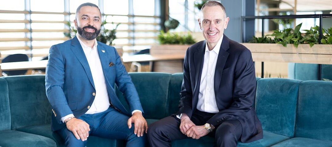 Große Partnerschaftsankündigung zum aktuellen IHIF in Berlin (v.l.): David Etmenan, CEO & Owner Novum Hospitality, schließt mit Elie Maalouf, CEO von IHG, eine umfassende Franchise-Vereinbarung für fast alle seiner Häuser. © IHG/Novum Hospitality