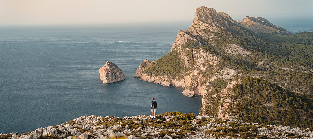 Bild Formentera Bergkulisse, einzelne Person