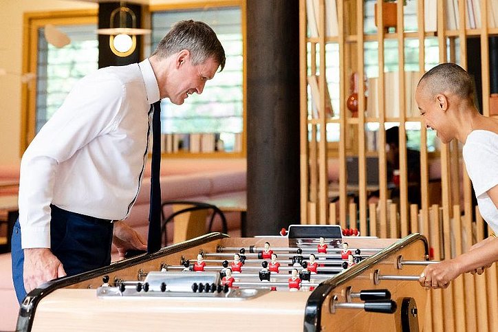 Mann und Frau spielen Tischkicker © Aparthotels Adagio