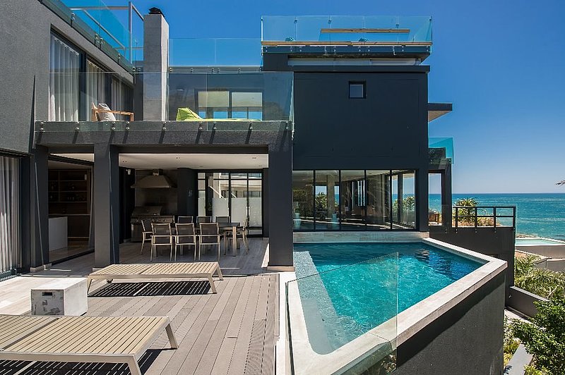Blick auf den Pool und die Terrasse © Living Hotels