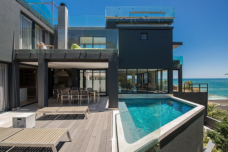 Blick auf den Pool und die Terrasse © Living Hotels