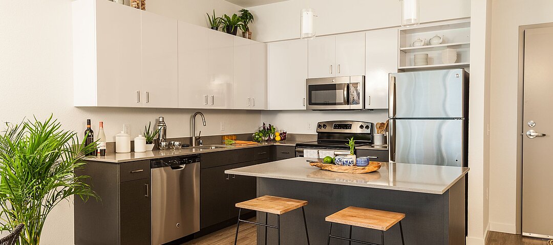 Job gefunden, weil der Arbeitgeber ein Apartment bereitstellte? Unternehmen sehen die Vorteile von mehr Mitarbeiterwohnungen, aber noch mehr Herausforderungen, so eine Studie. © AdobeStock.com/Leslie C Saber