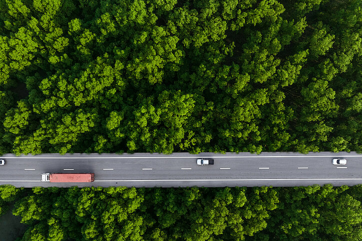 Keine Geschäftsreise mehr ohne Nachhaltigkeits-Check – Transportdienstleister bis Unterkunftsanbieter sind gefordert. © AdobeStock_Artinun