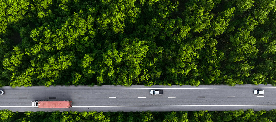 Keine Geschäftsreise mehr ohne Nachhaltigkeits-Check – Transportdienstleister bis Unterkunftsanbieter sind gefordert. © AdobeStock_Artinun