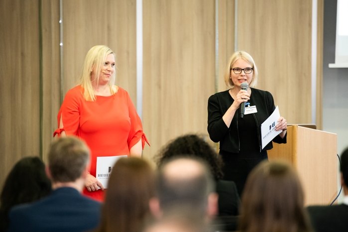 Anett Gregorius (l.) und Yvonne Traxel moderieren den Jahreskongress Temporäres Wohnen. © Heuer Dialog