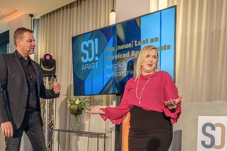 Anett Gregorius mit dem Moderator Kai Böcking © HAFENCITYSTUDIOS 