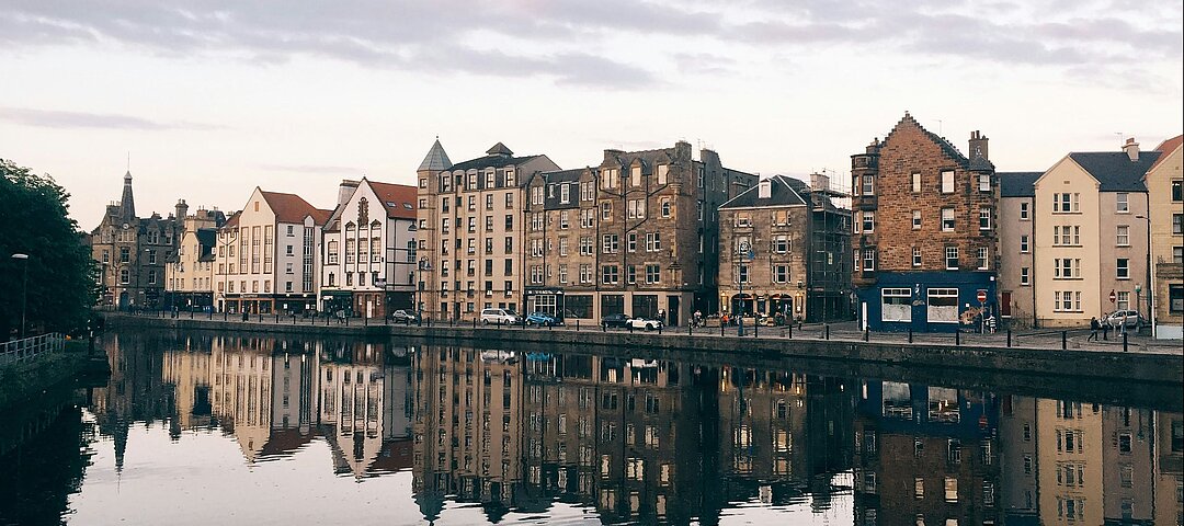 Häuserzeile am Fluss in Edinburgh mit einem neues Haus von Numa