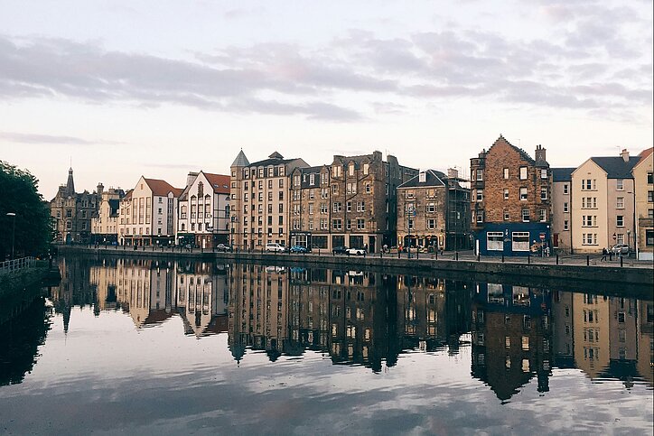 Häuserzeile am Fluss in Edinburgh mit einem neues Haus von Numa