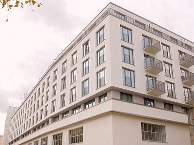 Für das neue Haus wurde das frühere Postamt umgebaut. © International Campus Hausfassade