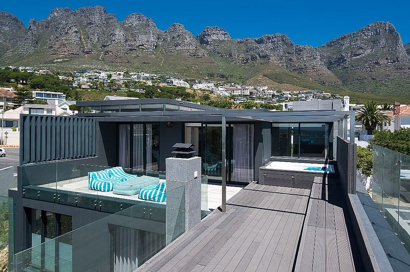 Blick auf das Aparthotel und die Berge von Kapstadt © Living Hotels