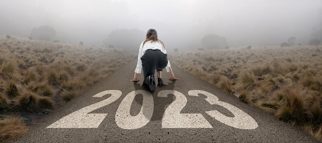 Rückansicht einer asiatischen Geschäftsfrau in Startposition, bereit für den Lauf auf der Straße des Jahres 2023
