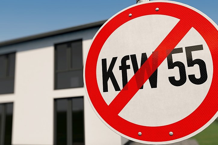 Straßenschild mit Aufschrift: KfW 55 Förderung gestoppt © stock.adobe.com_bluedesign 