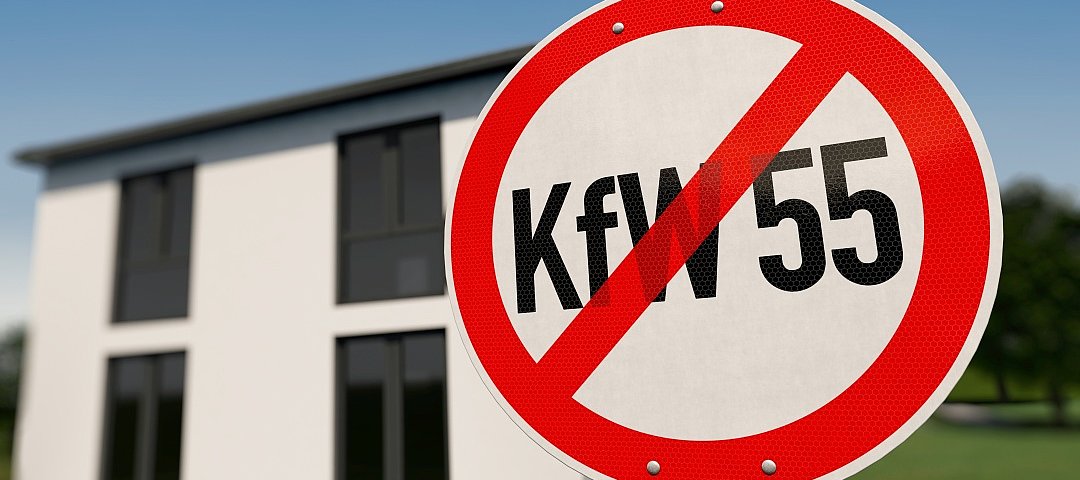 Straßenschild mit Aufschrift: KfW 55 Förderung gestoppt © stock.adobe.com_bluedesign 