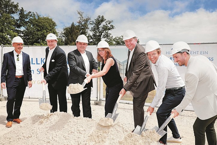 Verschiedene Personen beim ersten Spatenstich für das neue Projekt in den Gateway Gardens in Frankfurt am Main  © Fraport AG