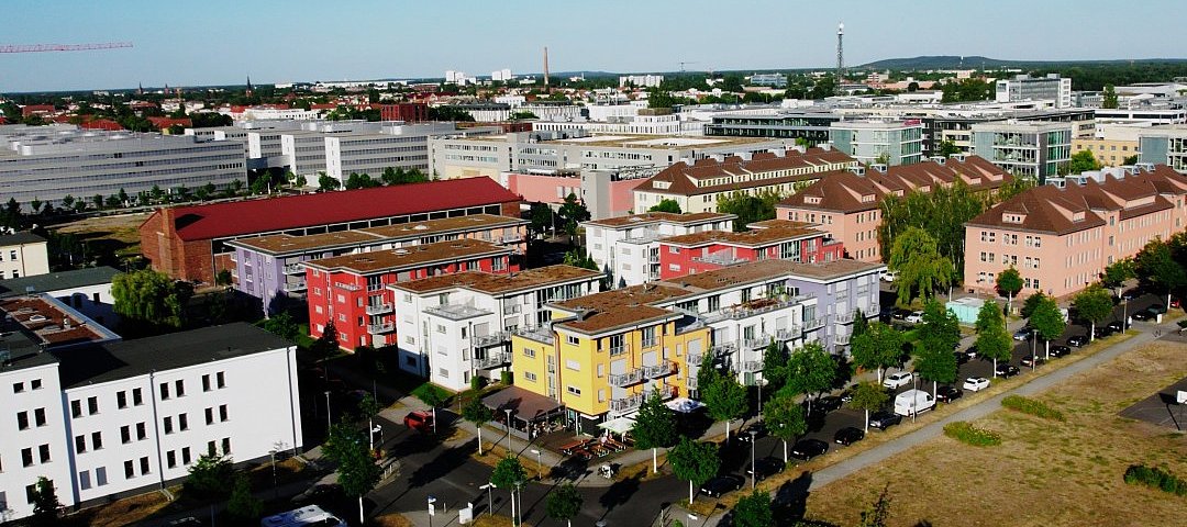 Luftaufnahme mit den Gebäuden der Adapt Apartments