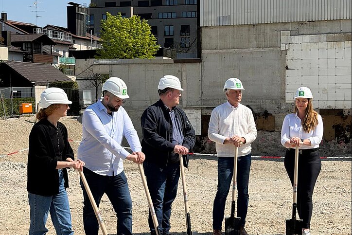Der erste Spatenstich für das Münchn-Projekt(v.l.): Julia Mangold (Homaris), Semir Ljajic (Hoch Plus), Stephan Schmücker und Bernd Hasse (Property Ventures), Julia Stecher-Schönwetter (Stadtsparkasse München) © Property Ventures