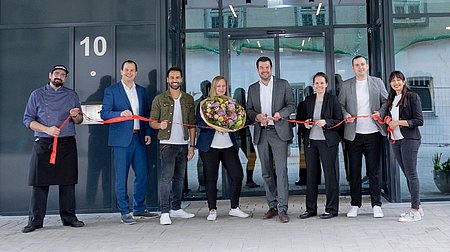 General Manager Julian Gaus (4.v.r.) hat diese Woche mit seinem Team das Adina Düsseldorf eröffnet. © Adina Hotels 