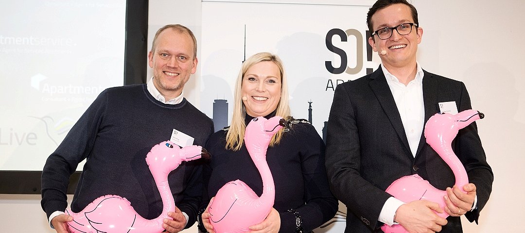 Anett Gregorius freut sich gemeinsam mit Mark König (l.) und Dr. Rafael Kirschner von WeWash über den Sieg beim Nest des Flamingos 2017. © Julia Baumgart Photography 