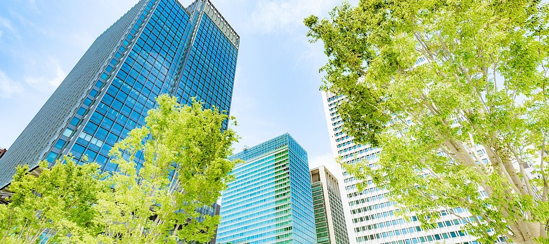 Mit grünen Gebäuden wachsen - der Trend scheint in der Immobilienwelt inzwischen unumkehrbar. © stock.adobe.com_JP trip landscape DL