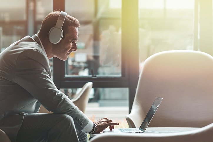 Ein Geschäftsmann benutzt einen Laptop im Büro.© stock.adobe.com_Adamov