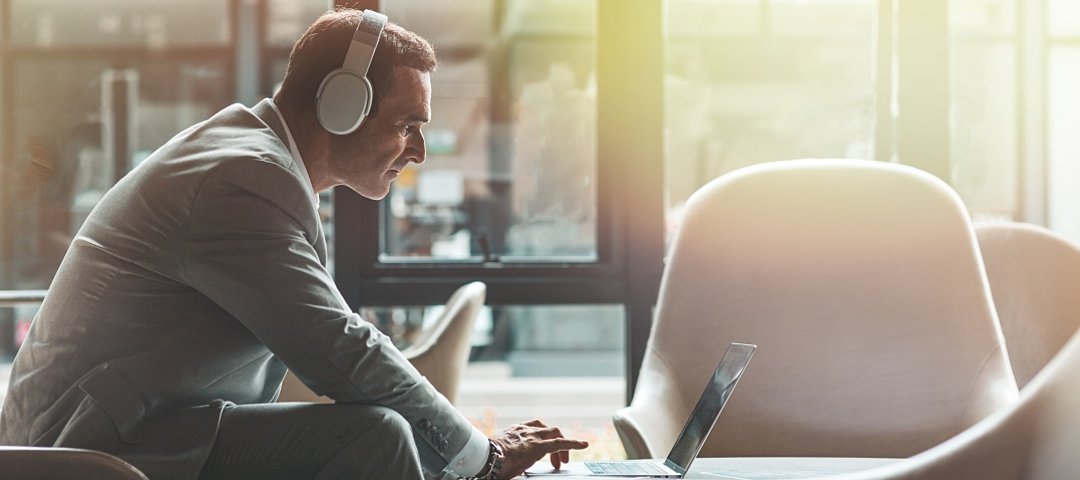 Ein Geschäftsmann benutzt einen Laptop im Büro.© stock.adobe.com_Adamov