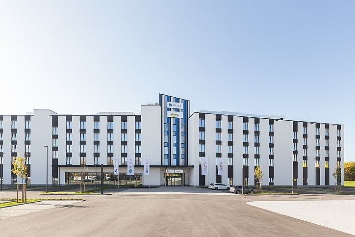 Mit über 200 Einheiten ist Novum Hospitality gerade in Augsburg mit einem Gebäudekomplex aus Acora Living the City und Select Hotel gestartet. © Novum Hospitality