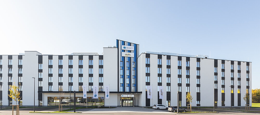 Mit über 200 Einheiten ist Novum Hospitality gerade in Augsburg mit einem Gebäudekomplex aus Acora Living the City und Select Hotel gestartet. © Novum Hospitality
