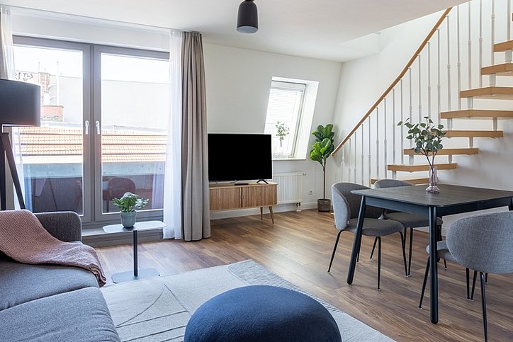 Blick in den Wohnbereich einer Deluxe Suite des Limehome Berlin, Mulackstraße 506 © Limehome