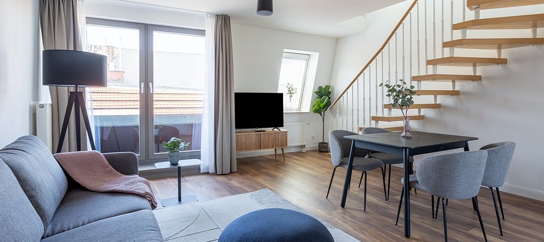 Blick in den Wohnbereich einer Deluxe Suite des Limehome Berlin, Mulackstraße 506 © Limehome